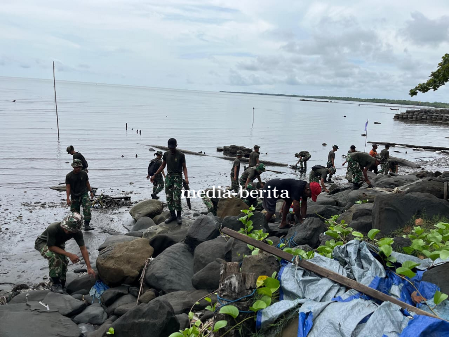 Prajurit Yonif TP 860/NSK Bersama Warga Gelar Karya Bhakti Bersihkan Pantai Kampung Nubuai