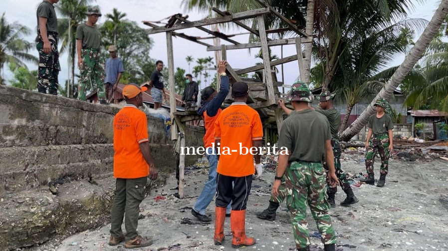 Jumat Bersih di Pesisir Waropen, Prajurit Yonif TP 860/NSK dan Warga Bersatu Rawat Lingkungan Pantai