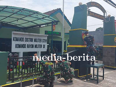 Anggota Melakukan Pembersihan dan Perawatan Kantor Koramil 
