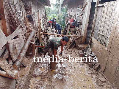 Gotong Royong Bersihkan Bekas Tanah Longsor