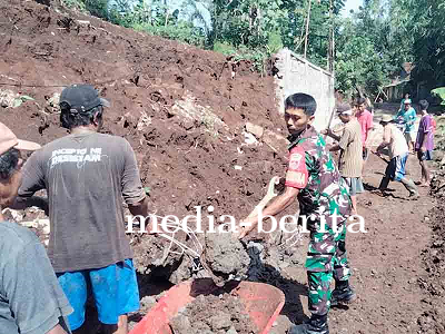 Babinsa Desa Gentansari dan Warga Masyarakat Bersihkan Material Longsor 