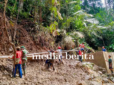 Babinsa Bantu Warga Pungangan Memperbaiki Saluran Air Bersih