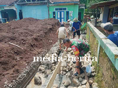 Babinsa Laksanakan Karya Bakti untuk Mewujudkan Kemanunggalan TNI dengan Rakyat