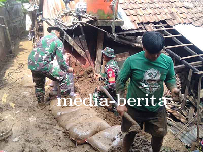 Manunggal bersama rakyat Babinsa bantu perbaiki rumah warga terdampak longsor