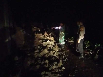 Babinsa Bersama Bhabinkamtibmas Pengecekan Tanah Longsor 