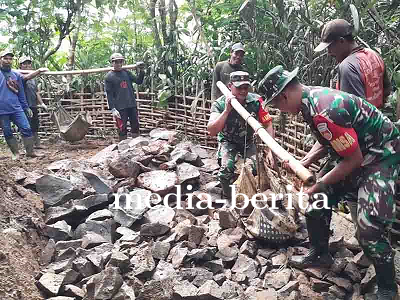 Kerja Bakti Babinsa dan Masyarakat Wujudkan Jalan Usaha Tani 