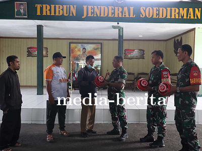 Pemberian Sarana Olahraga Bantuan Dari Danrem 071Wk Kepada Sekolah Sepak Bola Karang Taruna Dan Klub