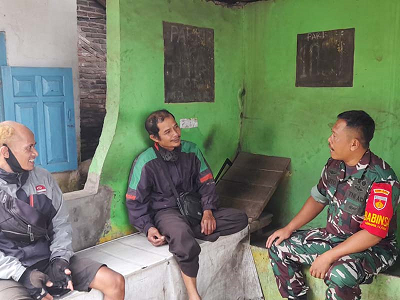 Babinsa Madukara Lakukan Komsos untuk Meningkatkan Kemanunggalan TNI-Rakyat
