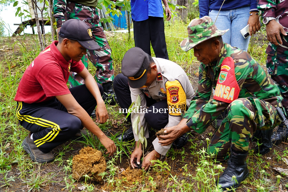 Hijaukan Tanah Papua, TNI dan Purna Paskibraka Kota Jayapura Tanam Pohon di Depapre