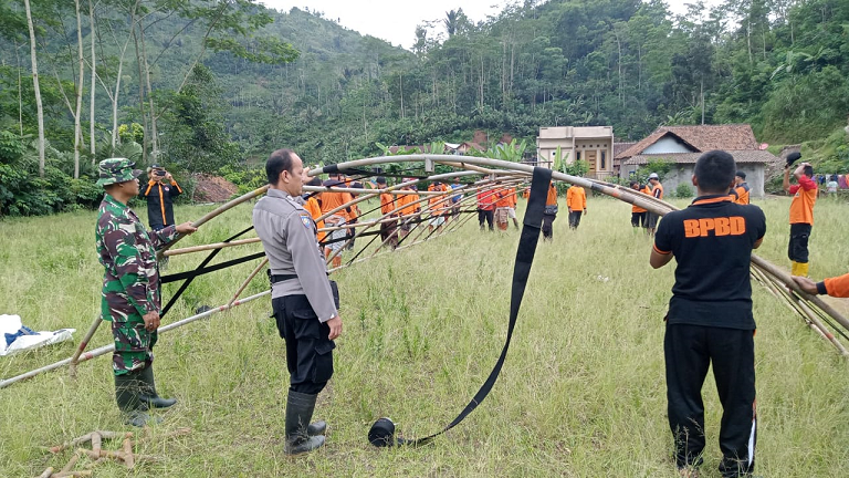Ringankan Beban Warga Babinsa Bantu Warga Memasang Tenda