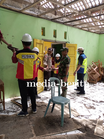 Bersama Masyarakat Babinsa Koramil 06 Kalibening Bantu Merehab Tpq