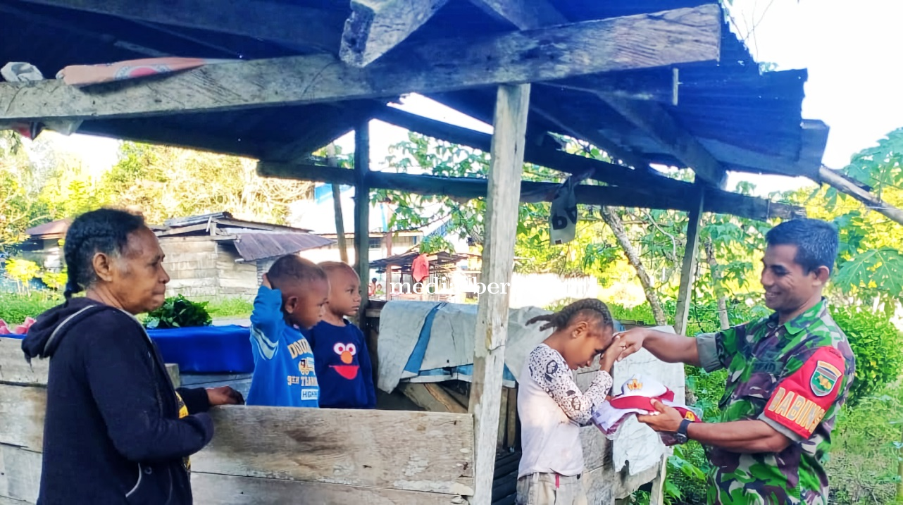 Tahun Ajaran Baru Babinsa Koramil Kemtuk Gresi Berikan Baju Seragam Sekolah Warga Binaan