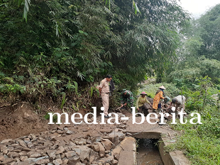 Bersama Masyarakat Babinsa Bantu Pembuatan Jalan Usaha Tani