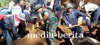 Babinsa Bersama Bhabinkamtibmas Kerja bakti Pembersihan Longsoran Tebing