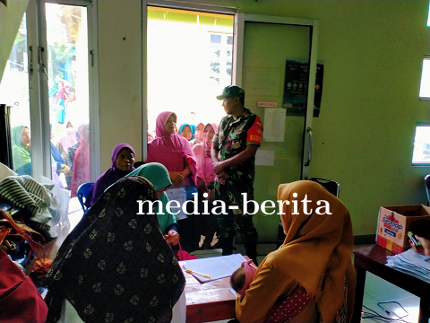 Babinsa Bersama Bhabinkamtibmas dampingi Pembagian Bansos