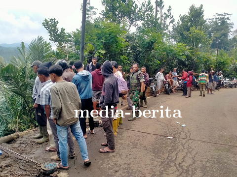 Danramil 04/Karangkobar Bersama Babinsa Cek Langsung Truk Masuk Jurang