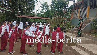 Babinsa Ajarkan Wawasan Kebangsaan Dan PBB Kepada Siswa SDlT Insan Mulia