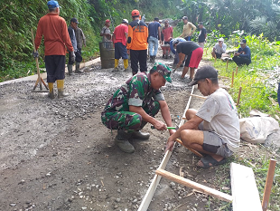 Babinsa dan Rakyat Semakin Dekat Dengan Karya Bakti
