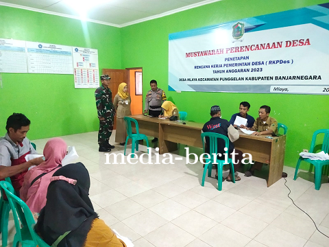 Anggota Koramil 11 Punggelan Dan  Polsek Dampingi langsung Pembagian BLT DD