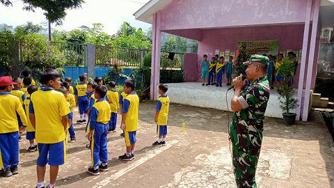 Babinsa Koramil 04 Karangkobar Latih PBB Kepada Siswa Siswi Sekolah Dasar