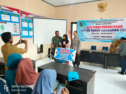 Danramil 04 Karangkobar Pantau Langsung Penyaluran BLT DD Desa Jlegong