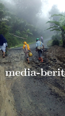 Dua Rumah Warga di Desa Asinan, Retak Akibat Tanah Gerak