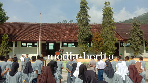 Membentuk Karakter disiplin Pelajar Babinsa Latih PBB