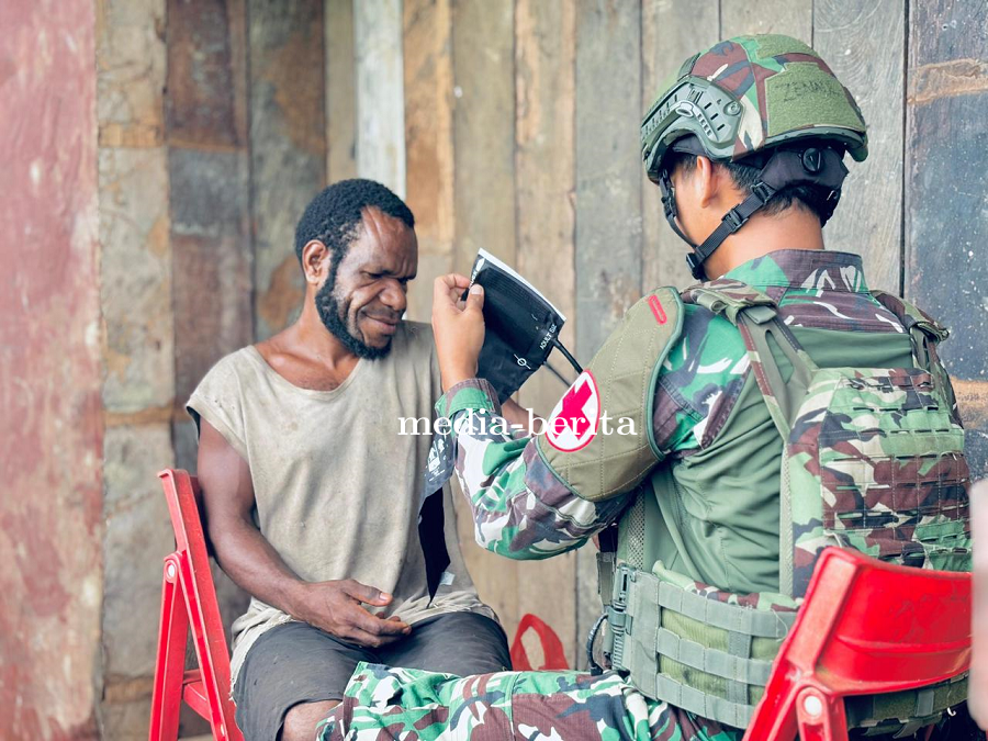 TNI Untuk Papua Sehat, Satgas Pamtas RI-PNG Statis Yonif 753/AVT Periksa Kesehatan Warga Kampung Mot