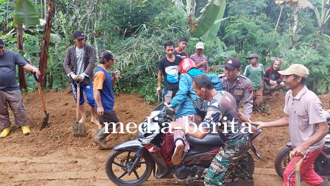 Danramil Karangkobar Pimpin Kerja Bakti Massal Buka Akses 