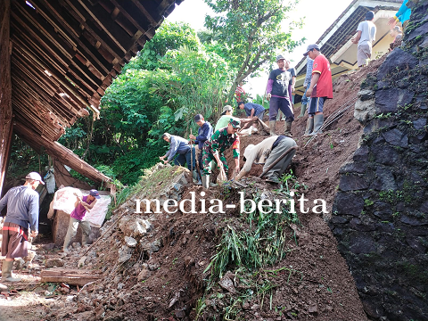 Babinsa Bersama Warga Kerja Bakti Pembersihan Sisa Material Longsoran