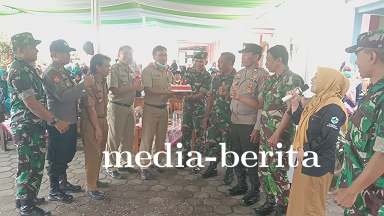 Koramil 04 Karangkobar Berikan Kejutan Kue Ulang Tahun Dalam Rangka HKN Ke 58 