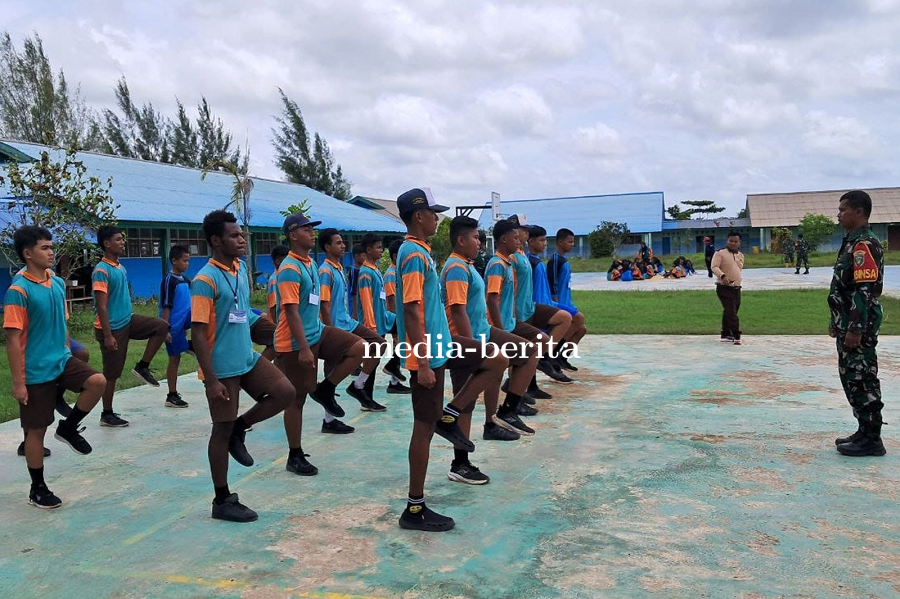 Babinsa Pos Ramil Tanah Miring Melatih Baris-Berbaris di SMP Negeri 8 Merauke