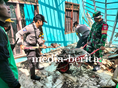 Babinsa Bersama Relawan Kerja Bakti Bersihkan Reruntuhan Rumah Roboh