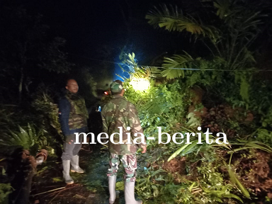 Danramil Bersama Babinsa Dan Relawan cek Lokasi Tebing Longsor