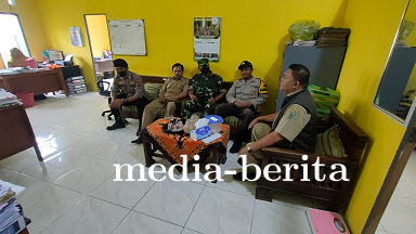 Babinsa Bersama Bhabinkamtibmas Melaksanakan Komsos Dengan Kades Paweden