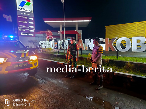 Cegah Gangguan Kamtibmas Babinsa Bhabinkamtibmas Karangkobar Gelar Patroli Malam