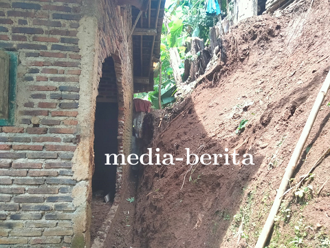 Rumah Warga Desa Gentansari Jebol Akibat Longsor
