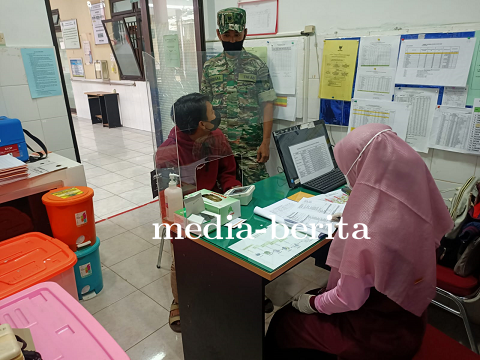 Babinsa Dampingi Vaksinasi Covid 19 Di Puskesmas Karangkobar