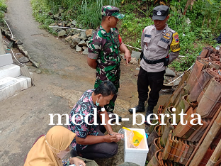 Babinsa Dampingi Petugas Ambil Sampel Air