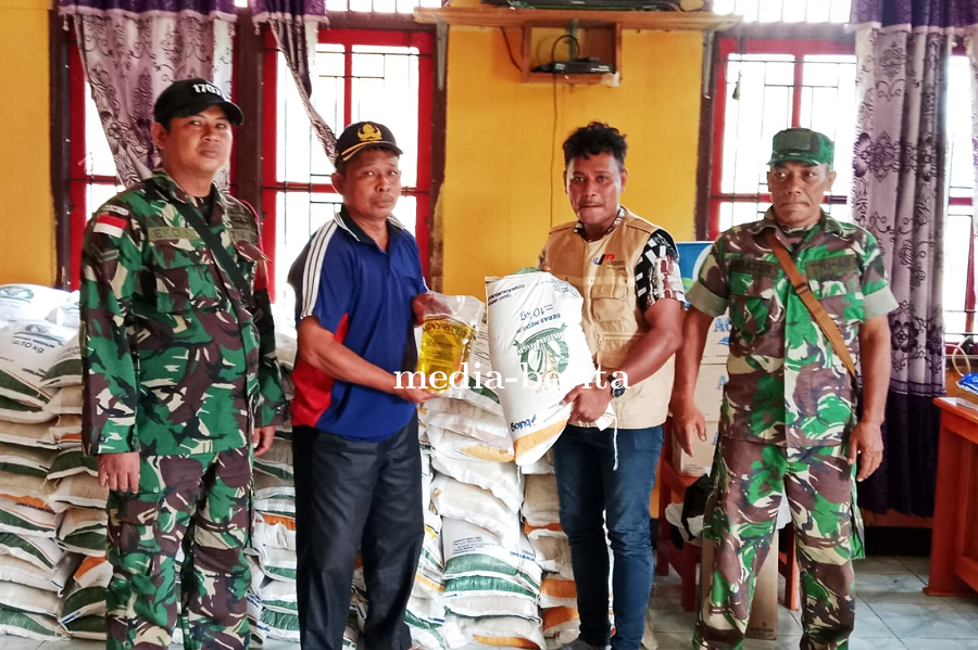 Babinsa Muting Dampingi Penyaluran Bantuan Sembako, Warga Sigabel Jaya Merasa Terbantu