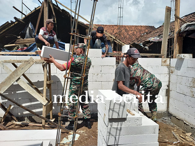 TNI Manunggal Dengan Rakyat Babinsa Bantu Warga Bangun Rumah RTLH