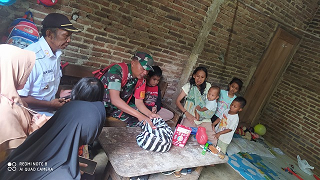 Peduli Babinsa Koramil 07 Mandiraja Beri Bantuan Sembako Susu dan Roti