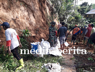 Babinsa Bersama Warga Masyarakat Karya Bakti Pelebaran Jalan