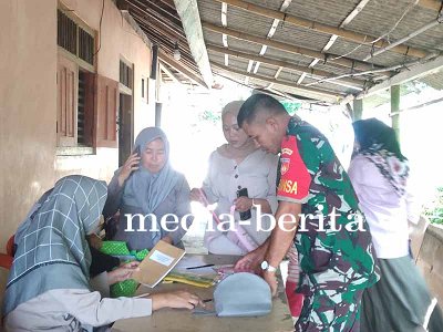 Dampingi Petugas Babinsa Ikut Berikan Layanan Posyandu di Desa Larangan