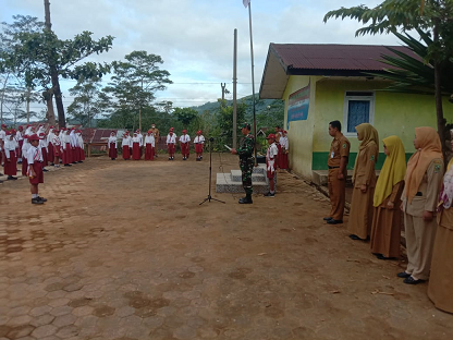 Tanamkan Cinta Tanah Air Babinsa Jadi Pembina Upacara di Sekolah