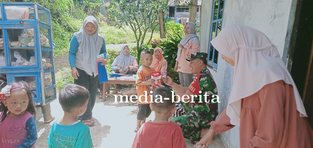 Penuhi Gizi Balita Babinsa  Dampingi Pembagian PMT Bagi Balita