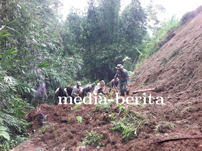 TNI dan Masyarakat Karangkobar Bersatu Lawan Dampak Longsor