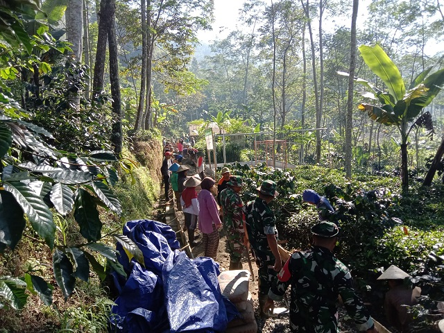 Lancarkan Jalan Usaha Tani Danramil 06 Kalibening bantu Kerjabakti