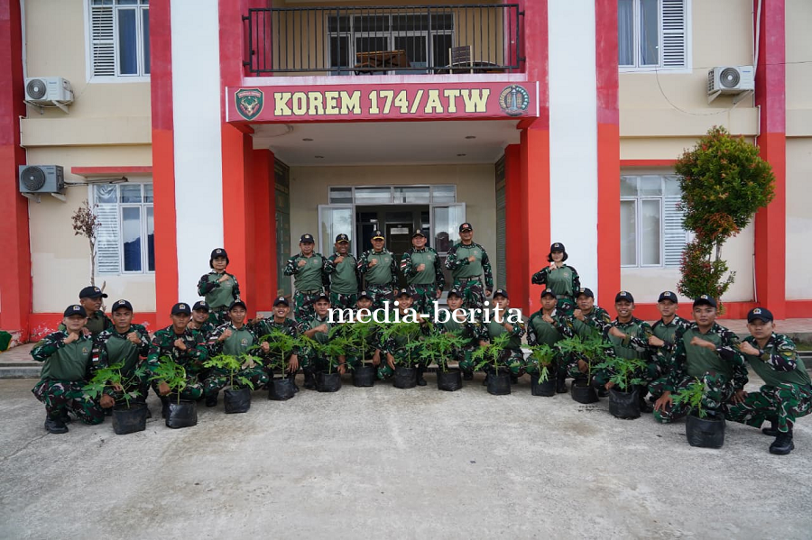 Hijaukan Negeri, Kokohkan Ketahanan Pangan: Danrem 174/ATW Tanam Pohon Bersama Prajurit