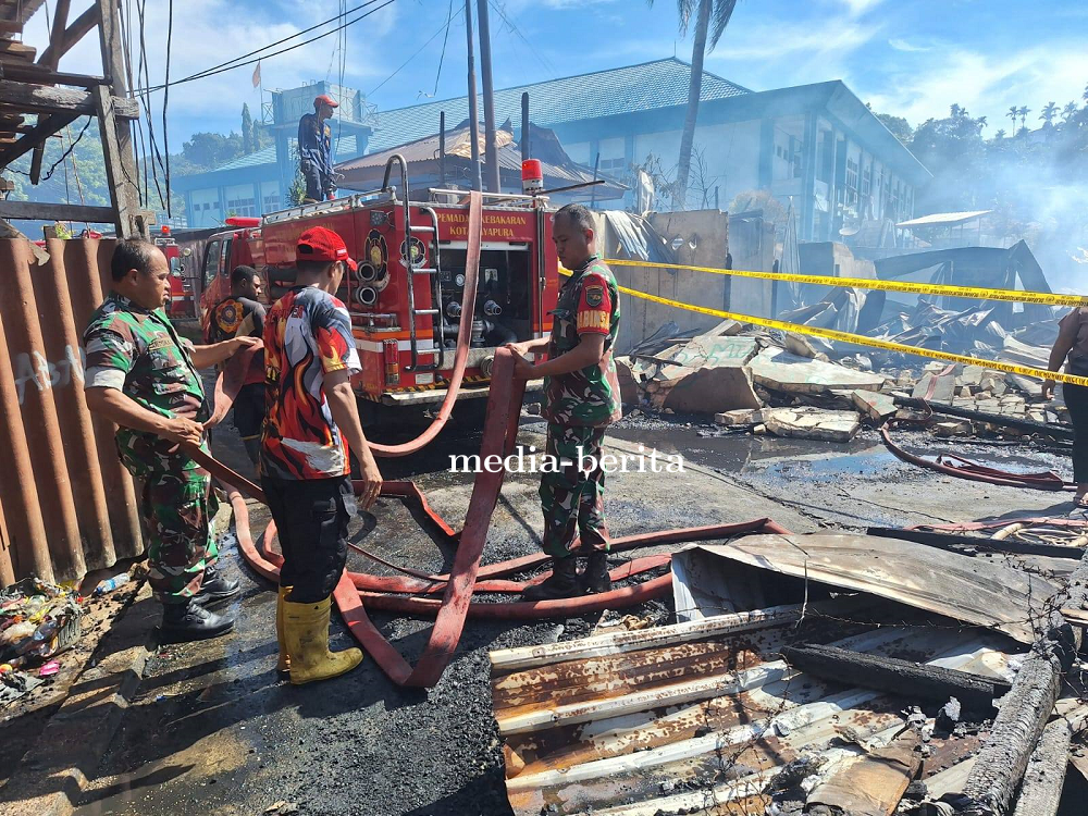 Respon Cepat Danramil Jayapura Utara dan Babinsa Turut Padamkan Kebakaran Tiga Rumah di Dok VII